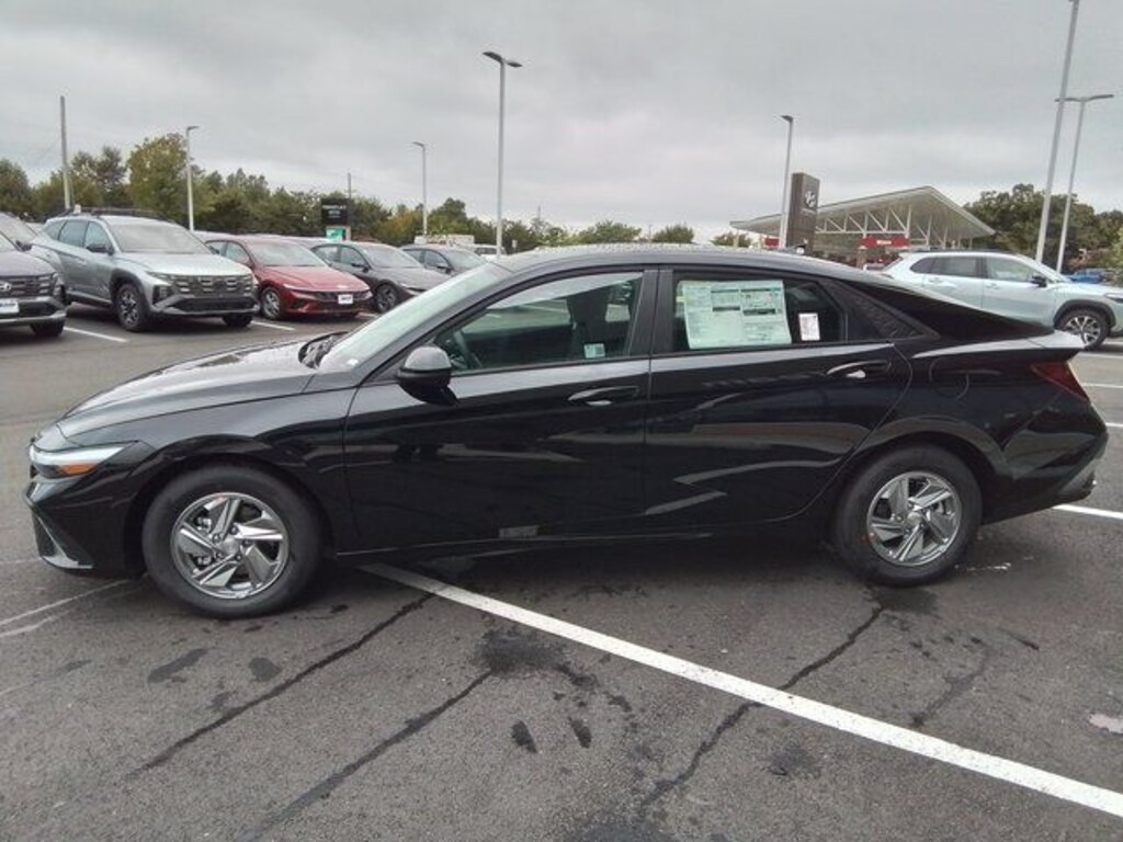 New 2025 Hyundai Elantra SE Sedan