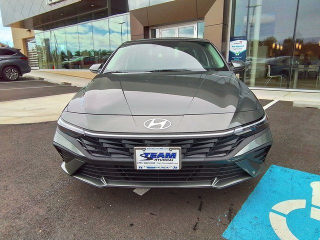 2025 Hyundai Elantra SE photo 2