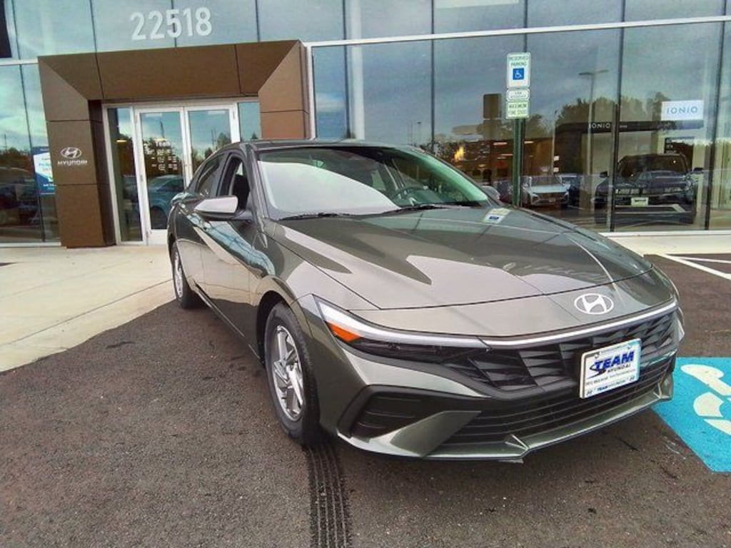 New 2025 Hyundai Elantra SE Sedan