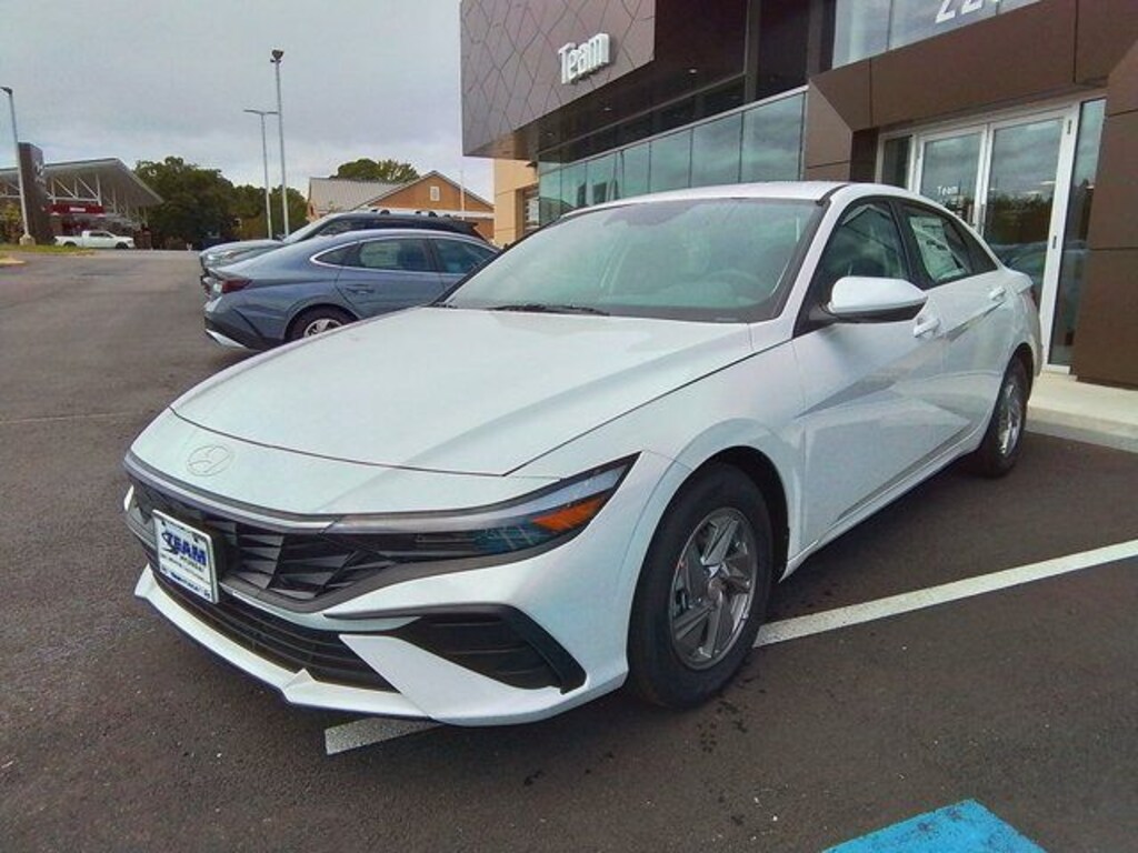 New 2025 Hyundai Elantra SE Sedan