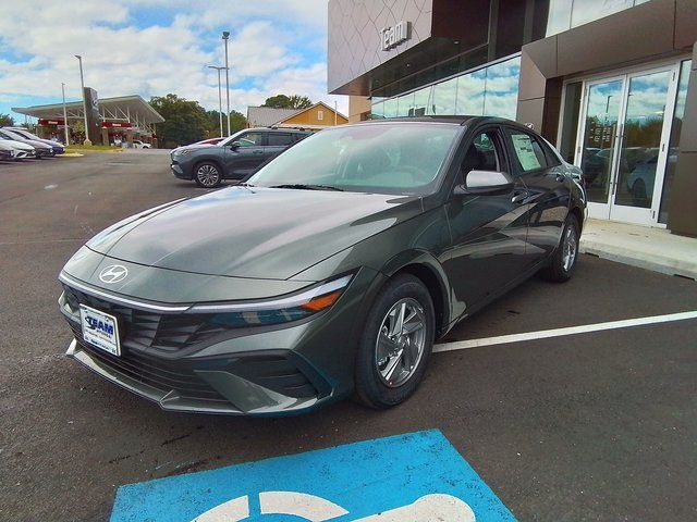 2025 Hyundai Elantra SE photo 3