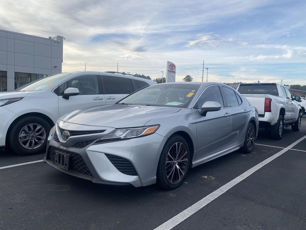 Used 2020 Toyota Camry SE Sedan