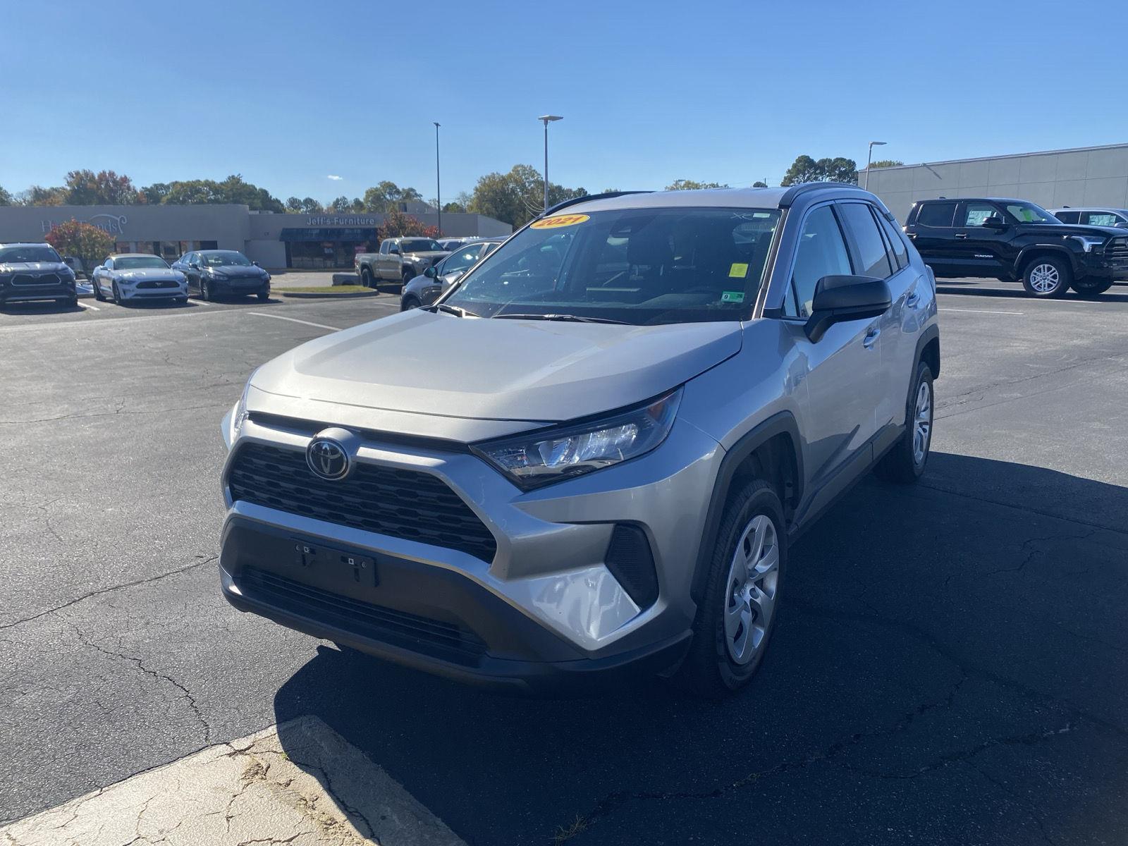 2021 Toyota RAV4 LE photo 3
