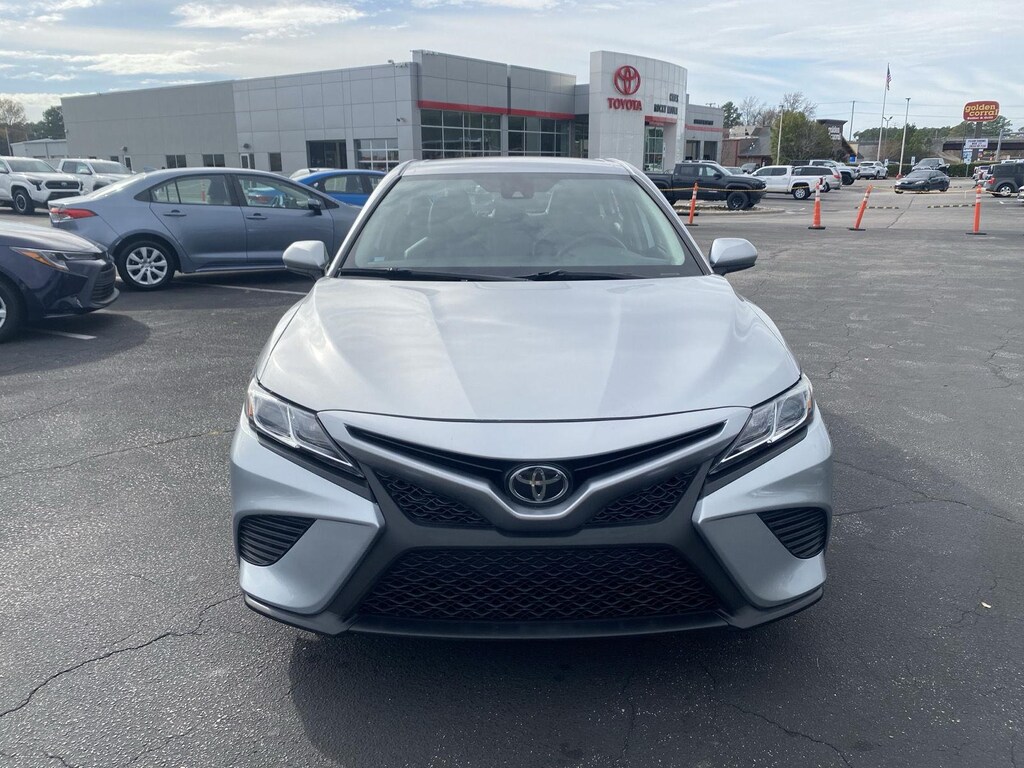Used 2020 Toyota Camry SE Sedan