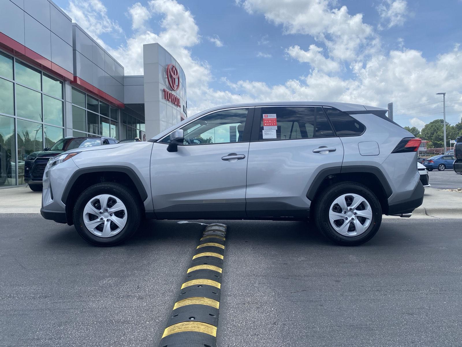 2025 Toyota RAV4 LE photo 4