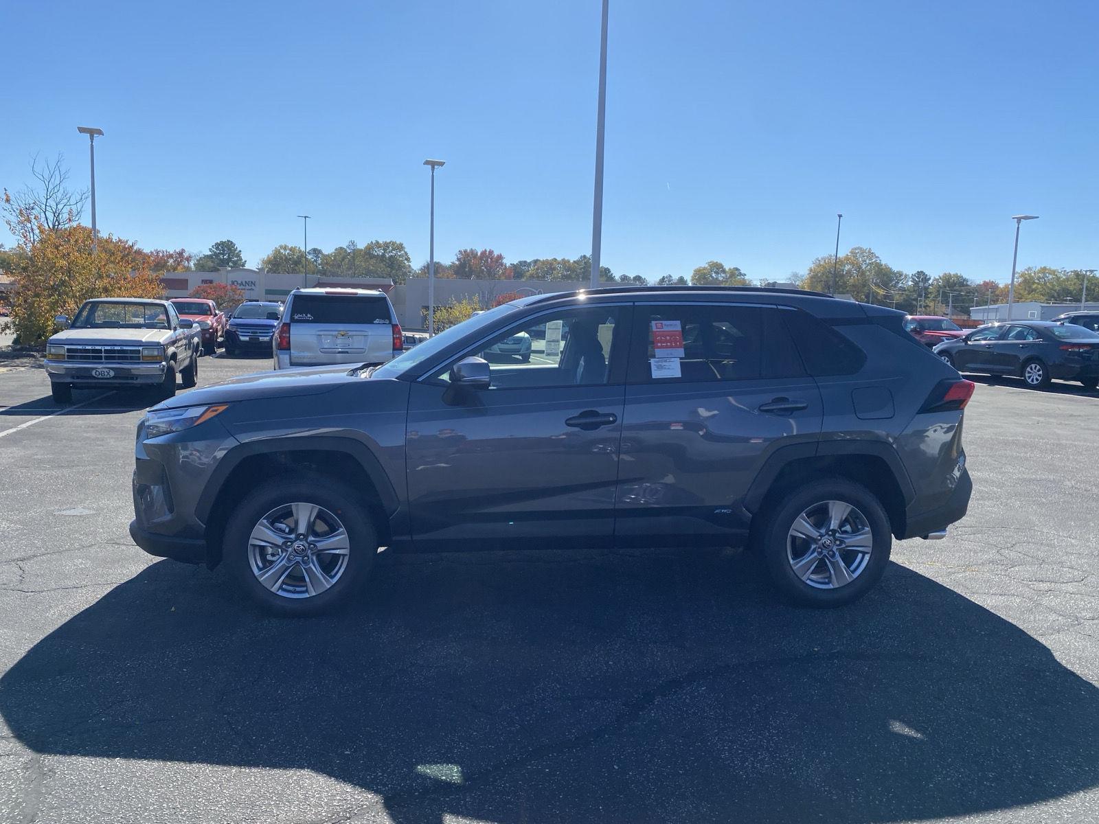 2025 Toyota RAV4 Hybrid XLE photo 3