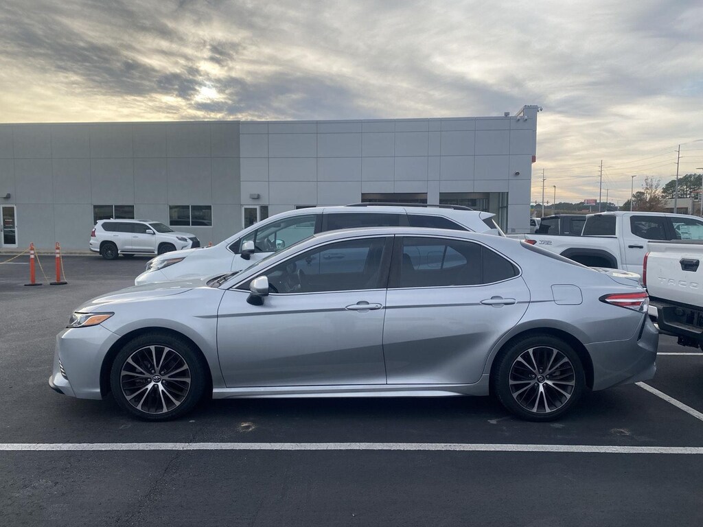 Used 2020 Toyota Camry SE Sedan
