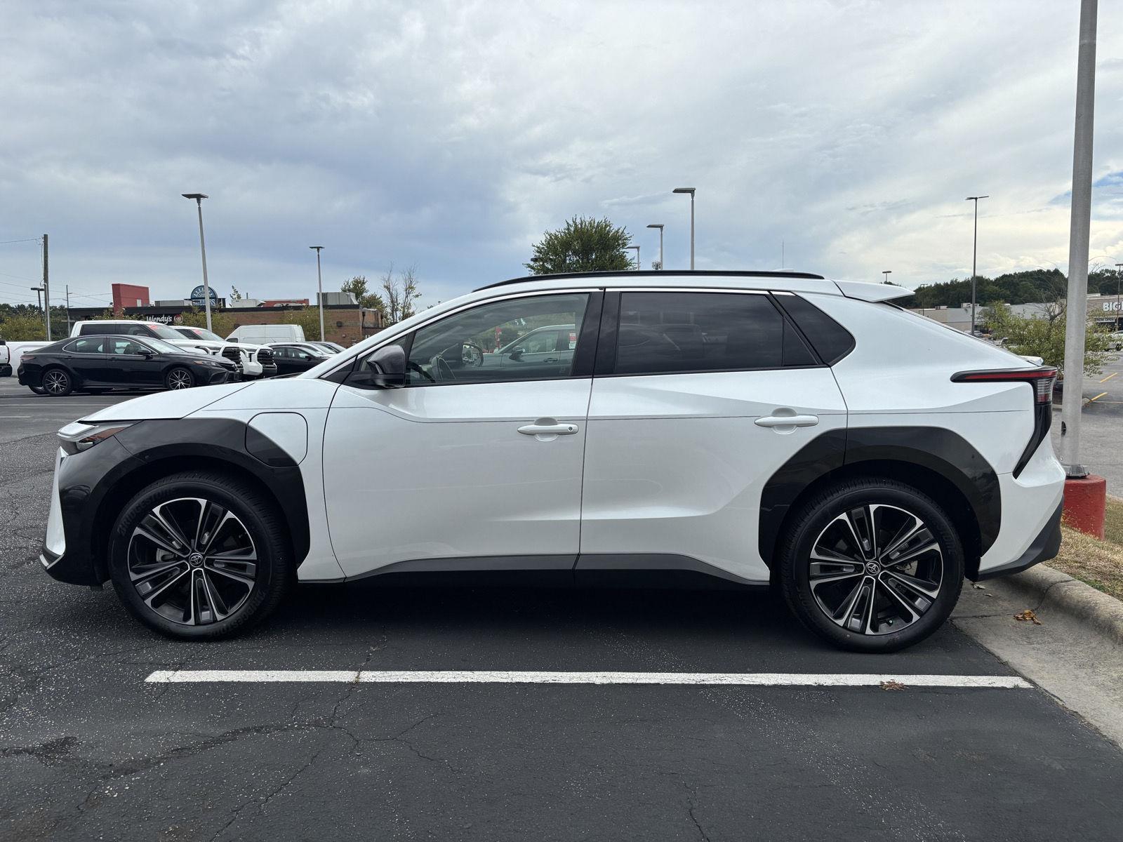 2023 Toyota bZ4X XLE photo 4