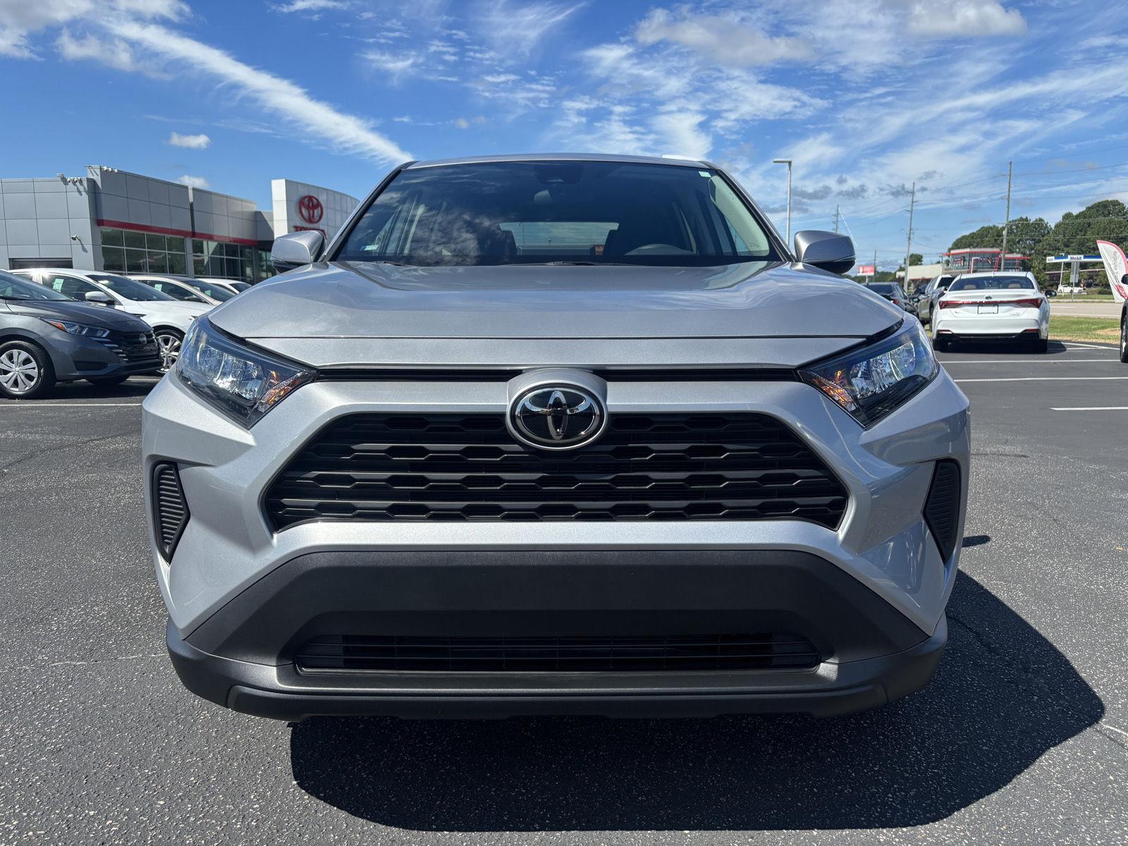 2022 Toyota RAV4 LE photo 2