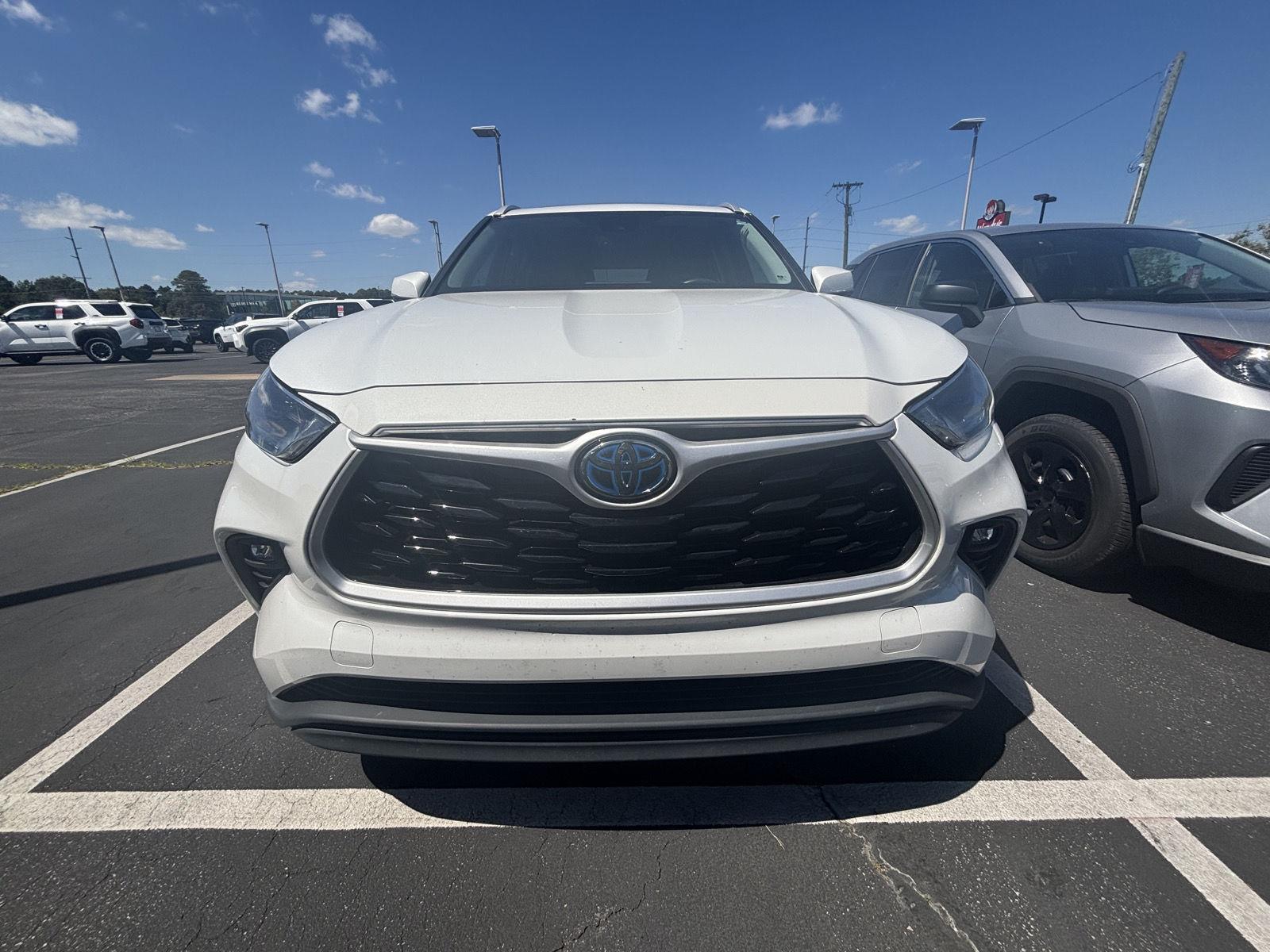 2022 Toyota Highlander Hybrid XLE photo 2