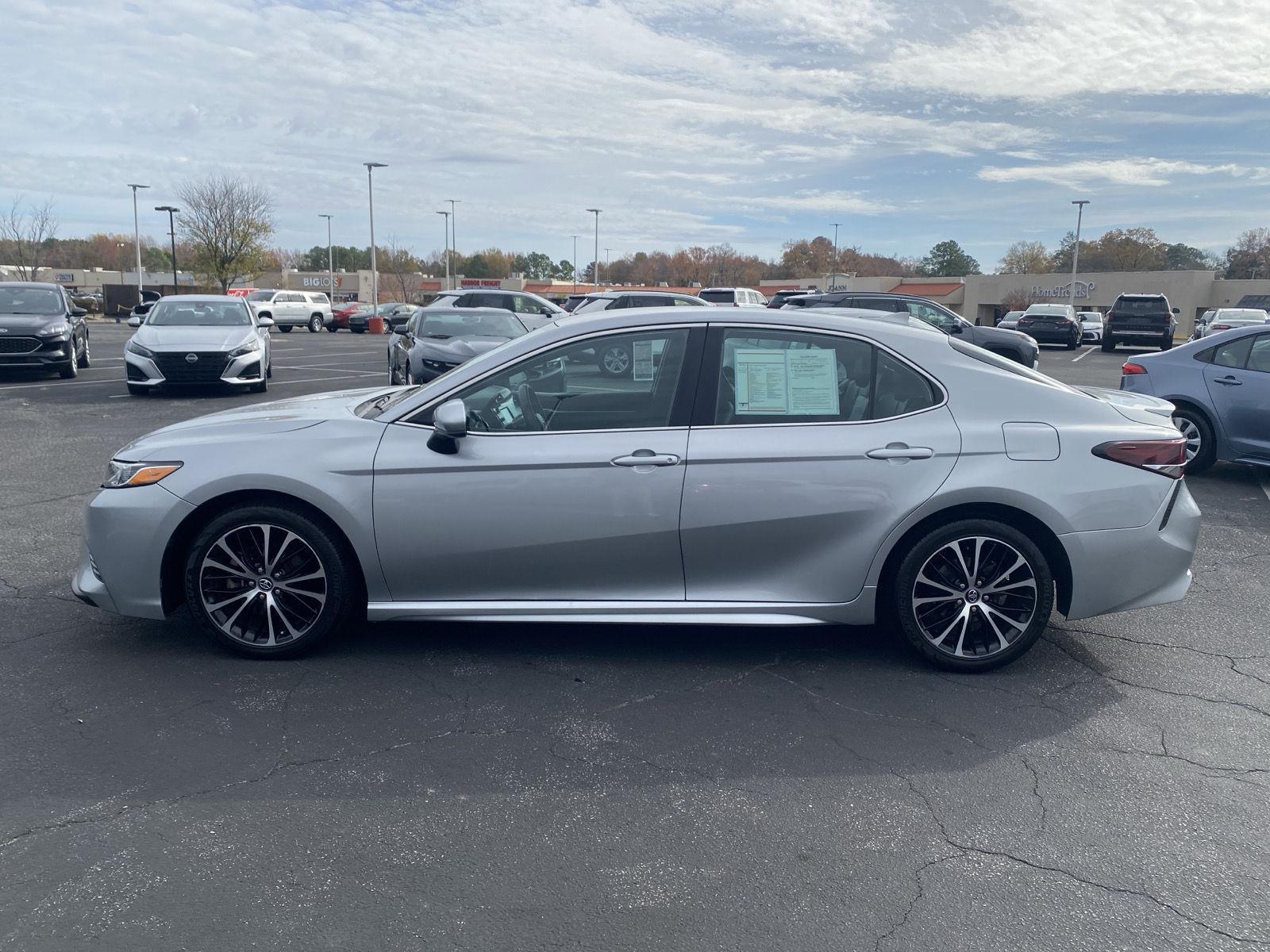 2020 Toyota Camry SE photo 4