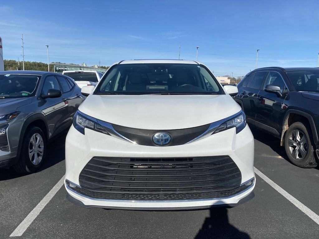 Used 2022 Toyota Sienna XLE 8 Passenger Van Passenger Van