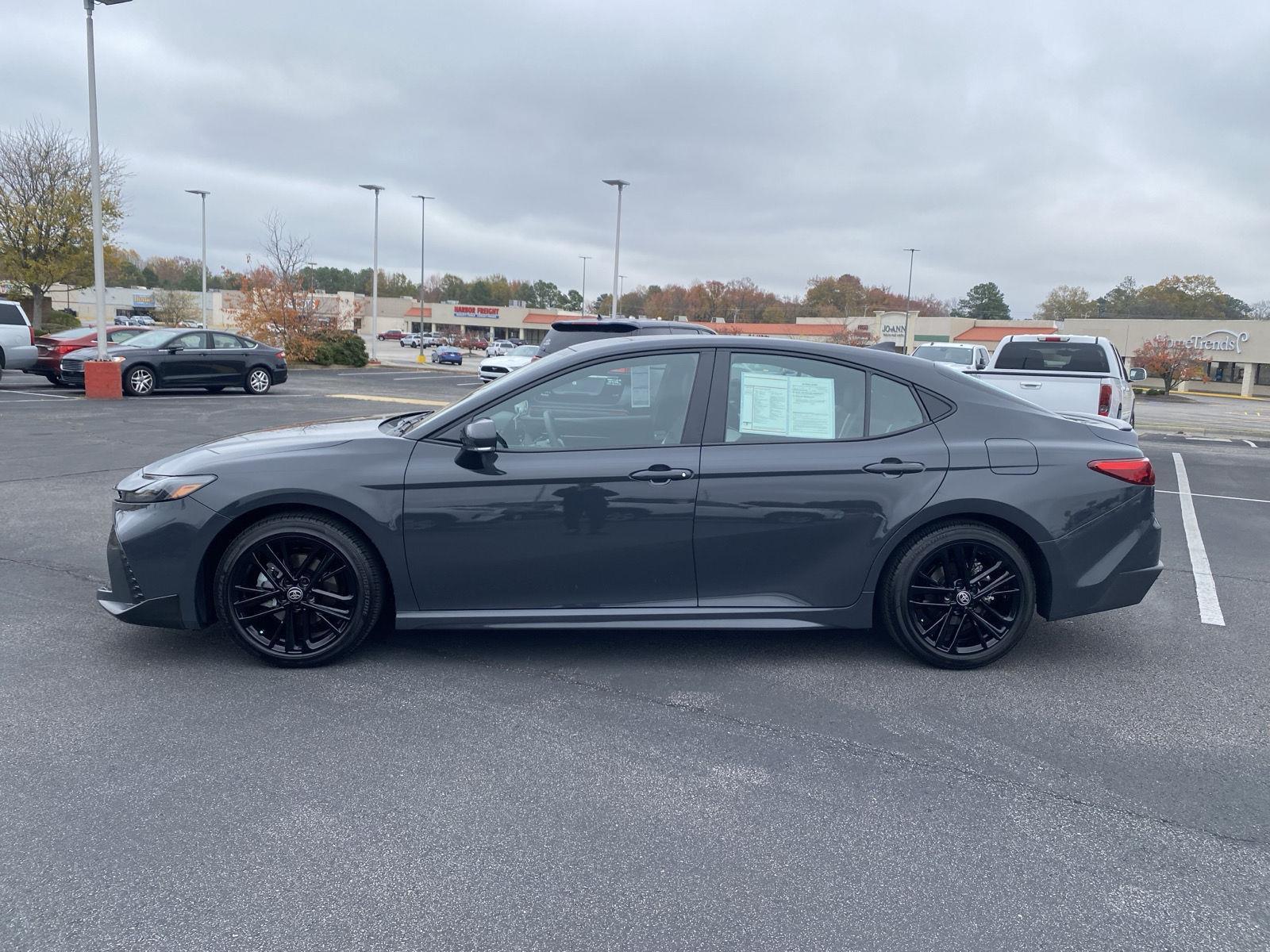 2025 Toyota Camry SE photo 4