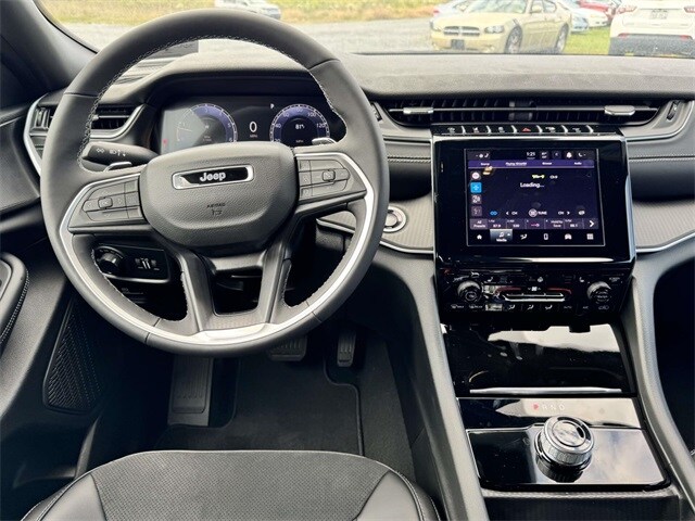 2025 Jeep Grand Cherokee Laredo photo 2