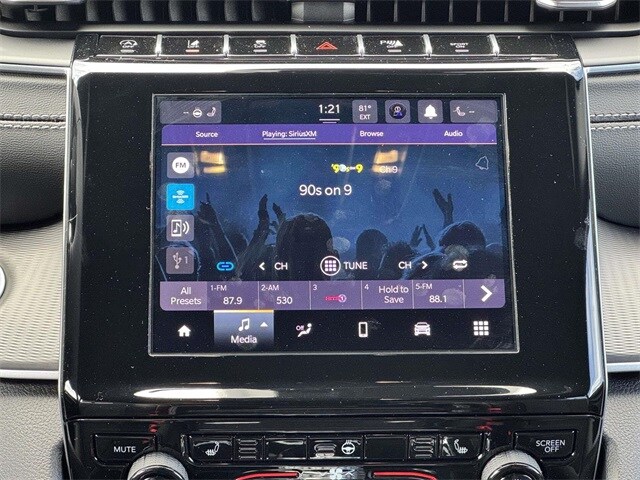 2025 Jeep Grand Cherokee Laredo photo 3