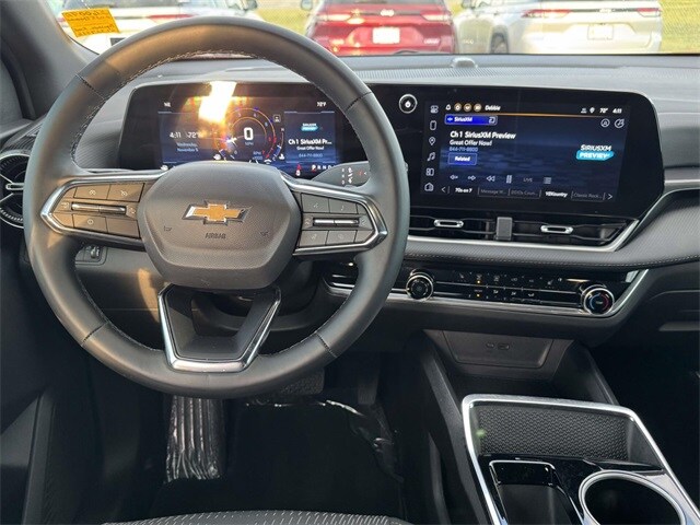 2025 Chevrolet Equinox LT photo 2