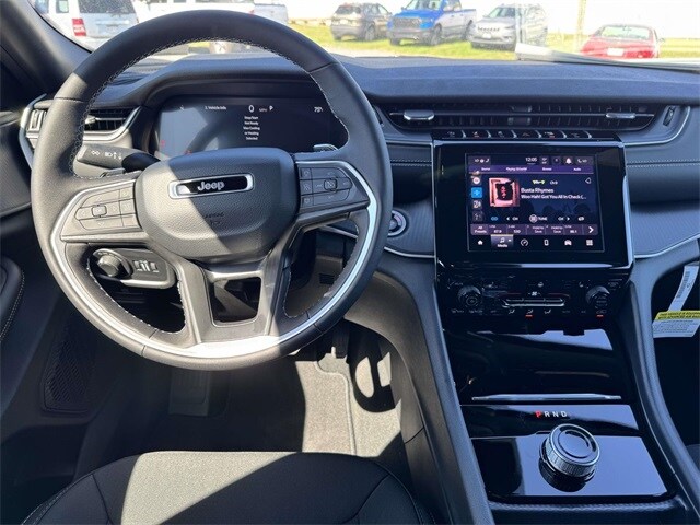 2025 Jeep Grand Cherokee Laredo photo 2