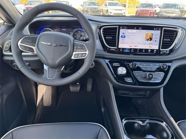 2026 Chrysler Pacifica Limited photo 2