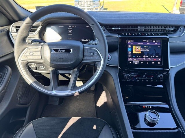 2025 Jeep Grand Cherokee Laredo photo 2