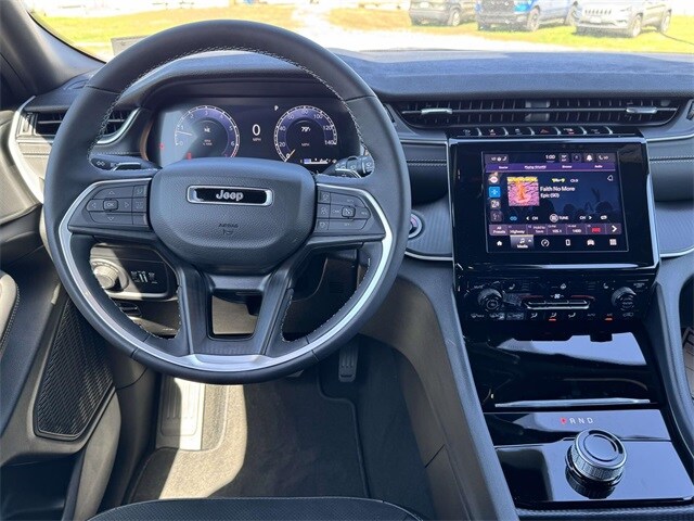 2025 Jeep Grand Cherokee Laredo Altitude X photo 2