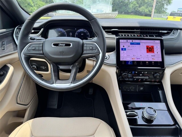 2025 Jeep Grand Cherokee Limited photo 2