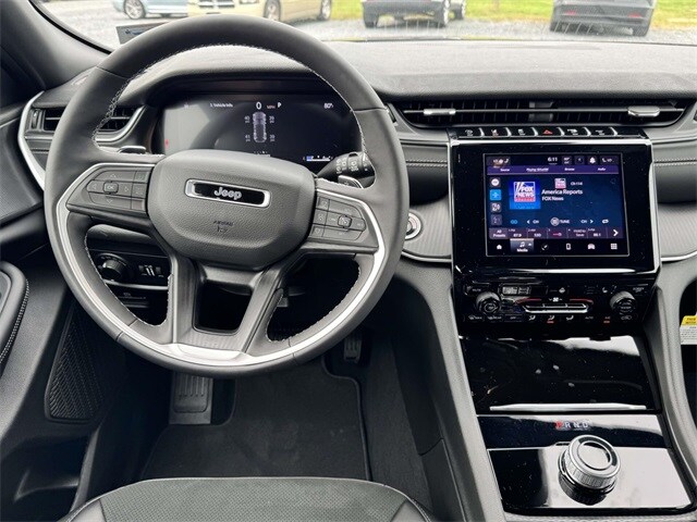 2025 Jeep Grand Cherokee Laredo photo 2