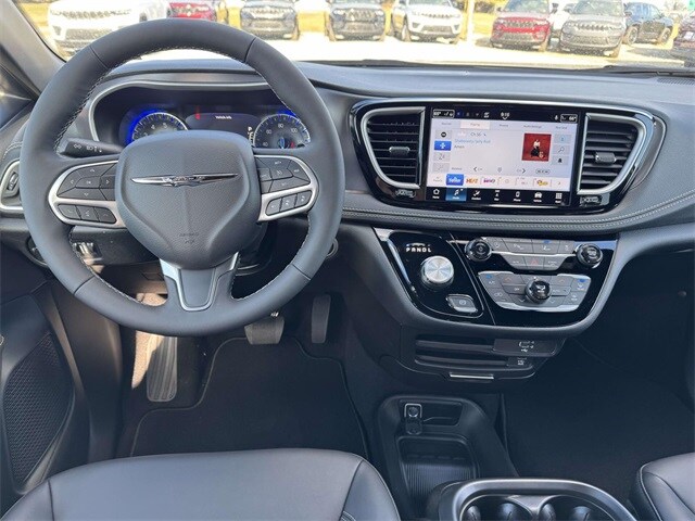 2026 Chrysler Pacifica photo 2