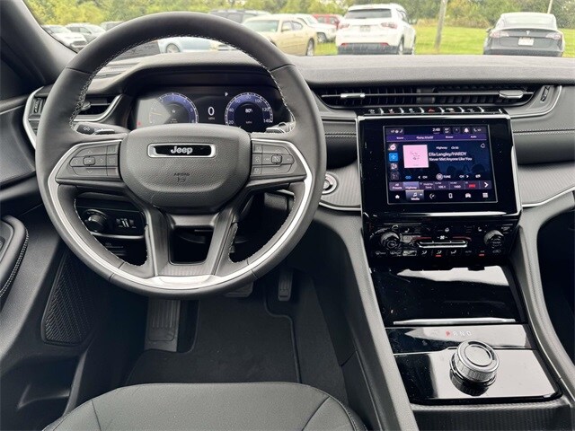 2025 Jeep Grand Cherokee Laredo photo 2