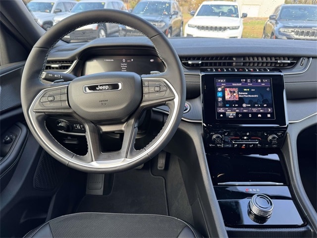 2025 Jeep Grand Cherokee Altitude photo 2