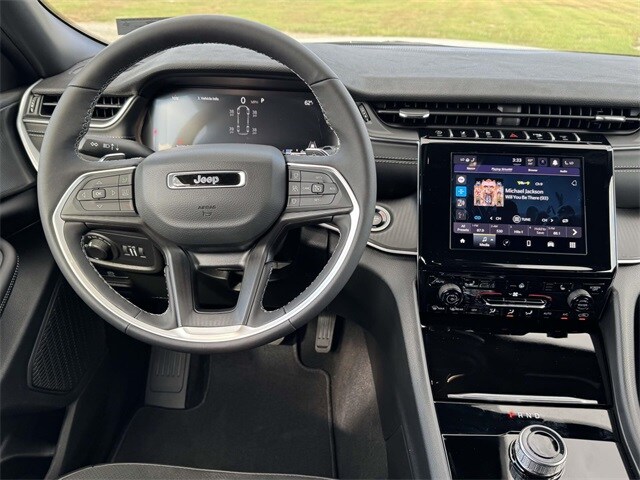 2025 Jeep Grand Cherokee Laredo photo 2