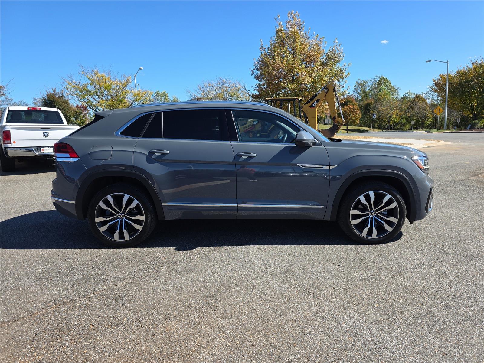 2023 Volkswagen Atlas Cross Sport V6 SEL Premium R-Line photo 2