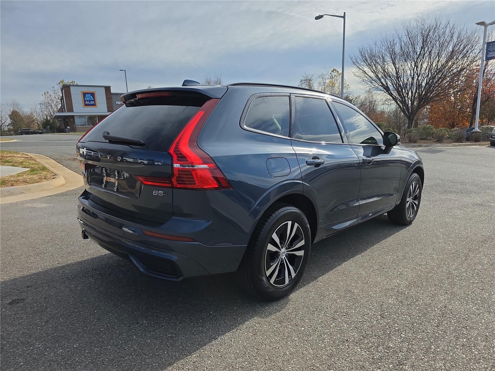 2025 Volvo XC60 Core photo 3