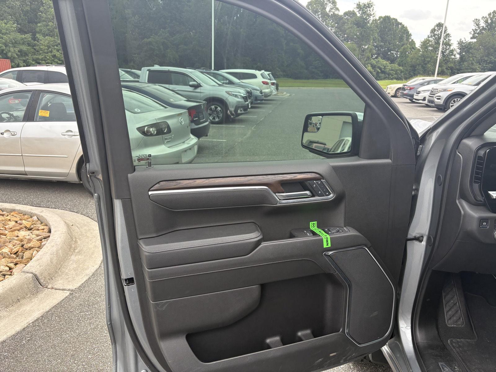 2025 Gmc Sierra 1500 SLT photo 3