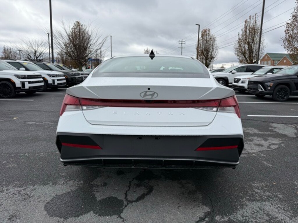 New 2025 Hyundai Elantra SE Sedan