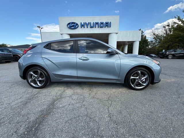 2020 Hyundai Veloster 2.0L Premium photo 2
