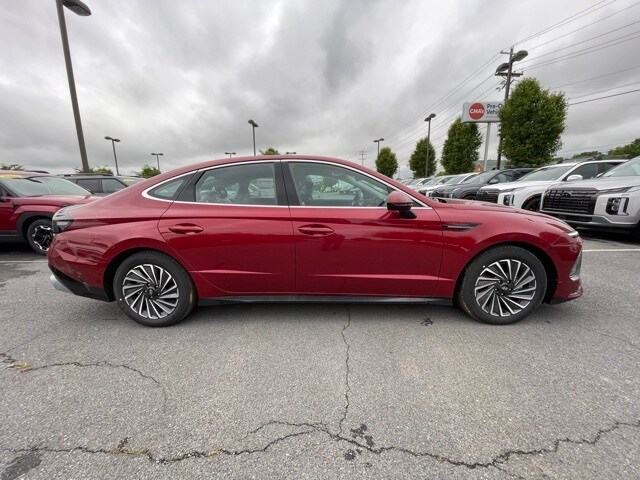 2025 Hyundai Sonata Hybrid SEL photo 2