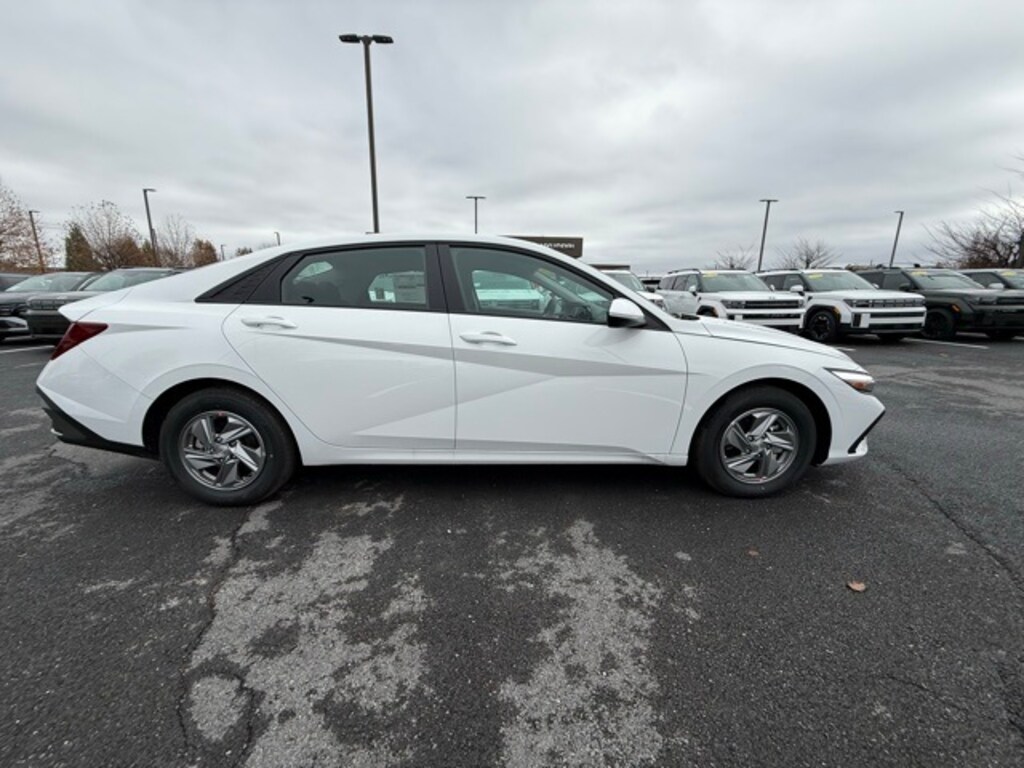 New 2025 Hyundai Elantra SE Sedan