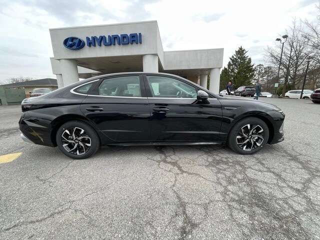 2025 Hyundai Sonata SEL photo 2
