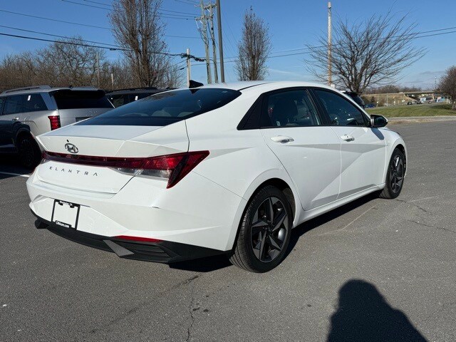 2023 Hyundai Elantra SEL Convenience photo 3