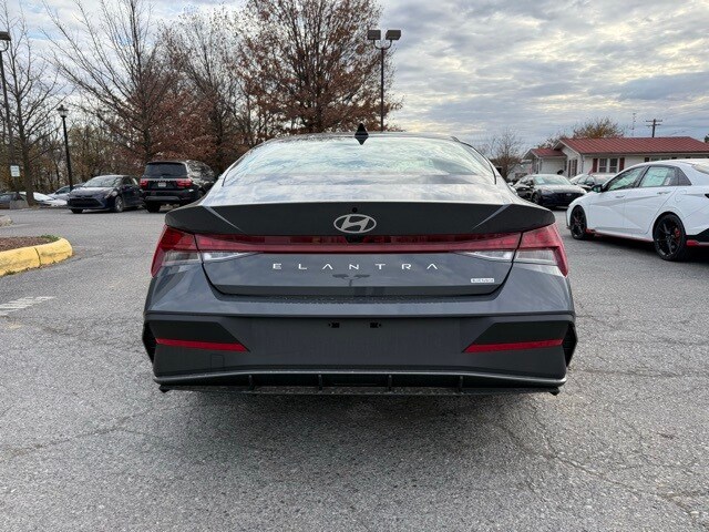 2026 Hyundai Elantra Hybrid Blue photo 4