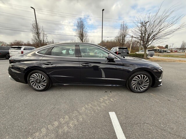 2025 Hyundai Sonata Hybrid SEL photo 2