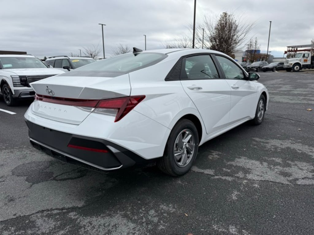 New 2025 Hyundai Elantra SE Sedan