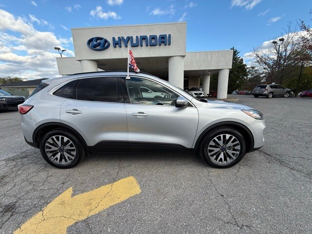 2020 Ford Escape Titanium photo 2