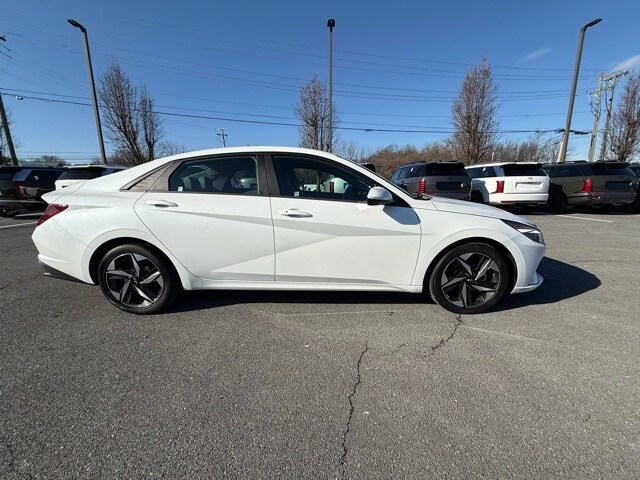 2023 Hyundai Elantra SEL Convenience photo 2
