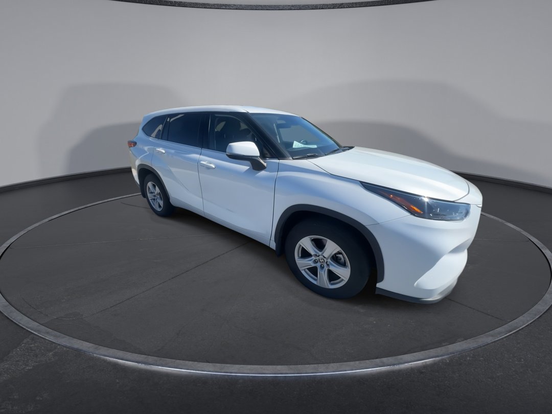 2022 Toyota Highlander LE photo 2