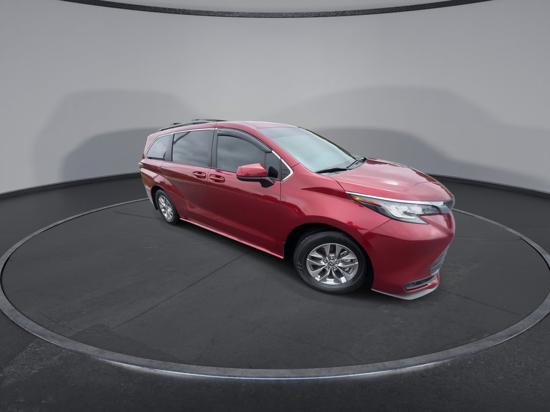 2022 Toyota Sienna LE photo 2