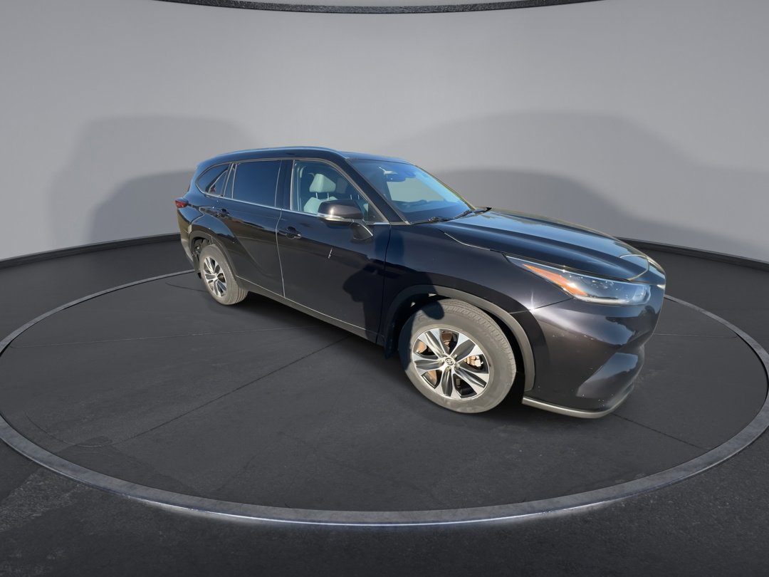 2021 Toyota Highlander XLE photo 2