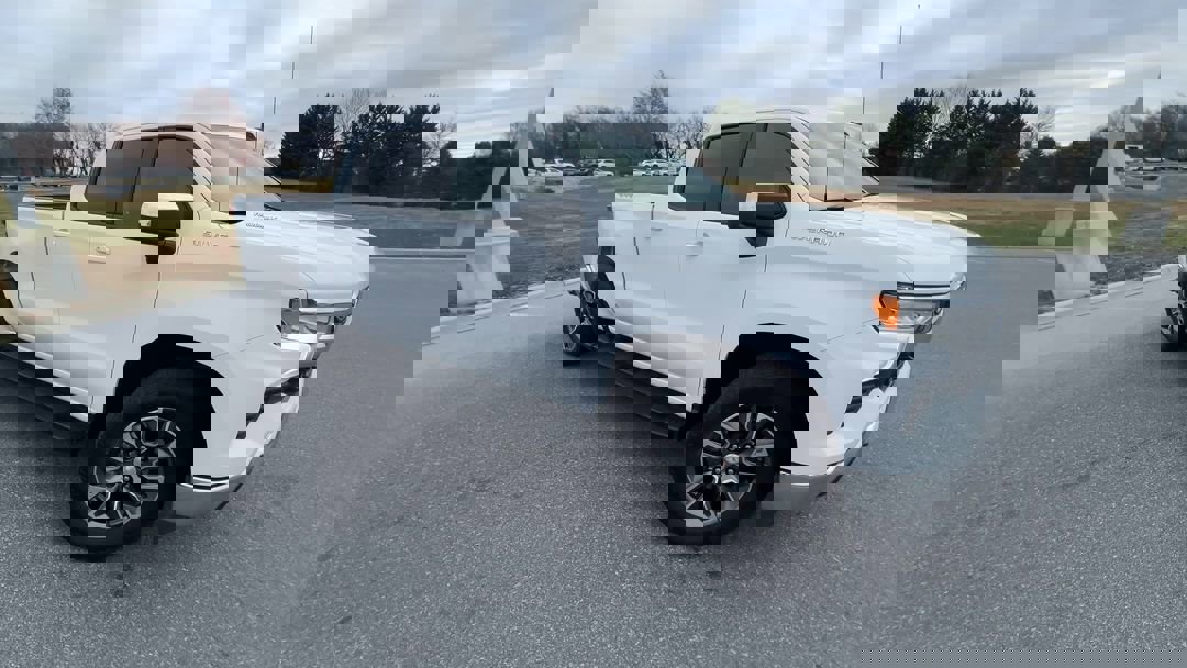 2024 Chevrolet Silverado 1500 LT photo 2