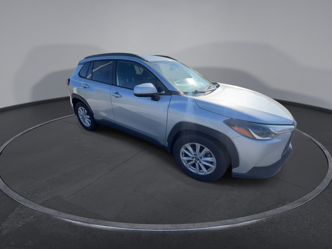 2022 Toyota Corolla Cross LE photo 2