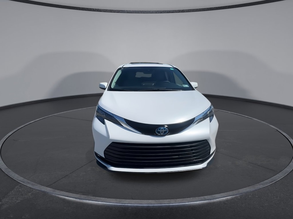 Used 2025 Toyota Sienna XLE XLE AWD 7-Passenger